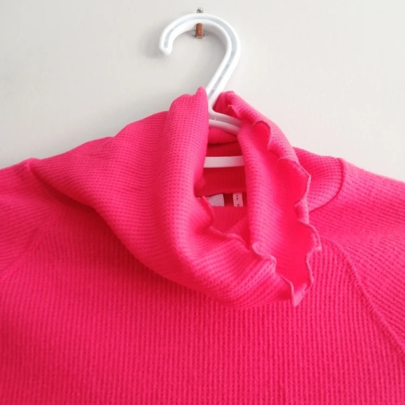 Urban Outfitters Out From Under Neon Pink Cropped Lettuce Hem Turtleneck Small - Picture 5 of 16